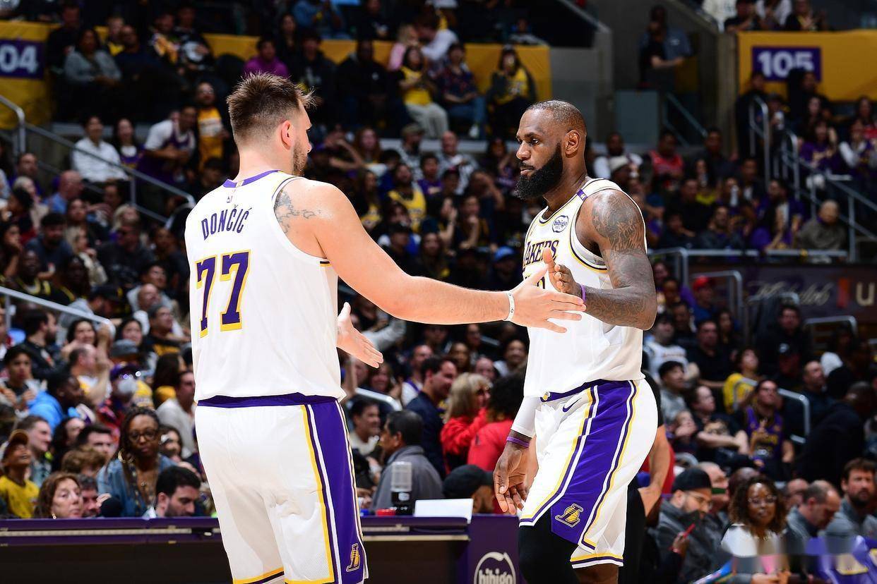 爱游戏官网-湖人逆转战胜灰熊，詹姆斯低迷表现令人担忧