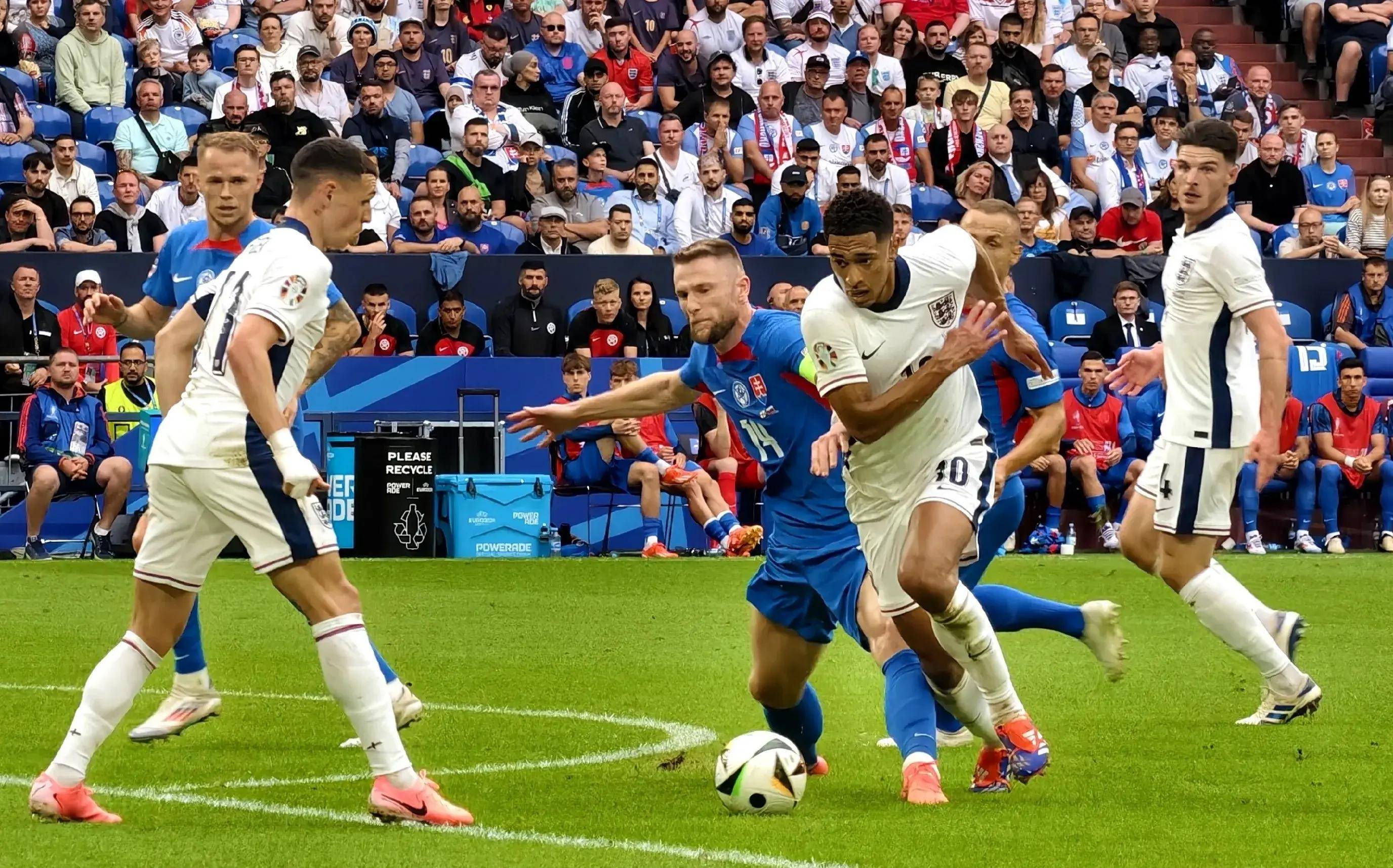 爱游戏官方登录入口-欧洲国家间足球对抗赛场上演精彩战役